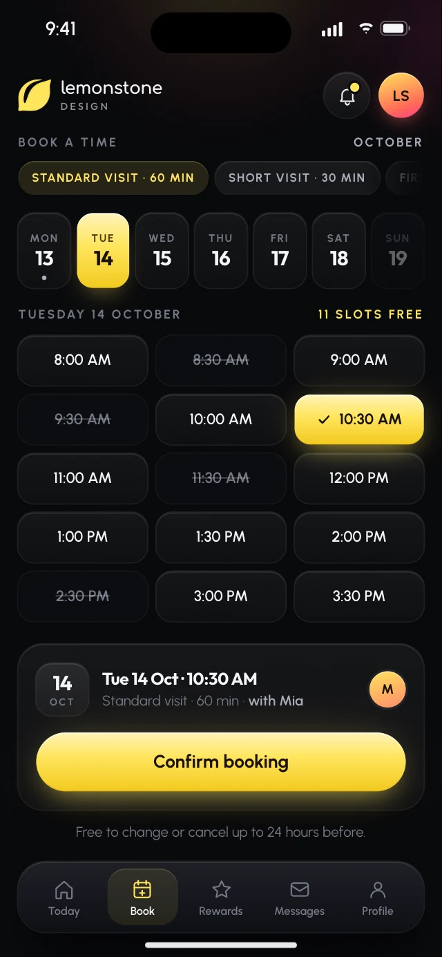 La pantalla Book a time de la app de ejemplo, con el tipo de visita, una semana con el martes 14 elegido, los horarios libres con las 10:30 AM marcadas y un botón Confirm booking