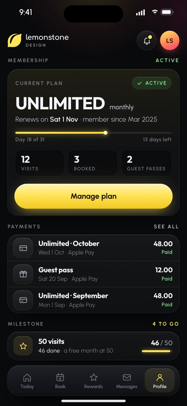 La pantalla Membership de la app de ejemplo, con el plan mensual Unlimited, el día 18 de 31, visitas, reservas y pases de invitado, un botón Manage plan, los pagos y un hito de 50 visitas