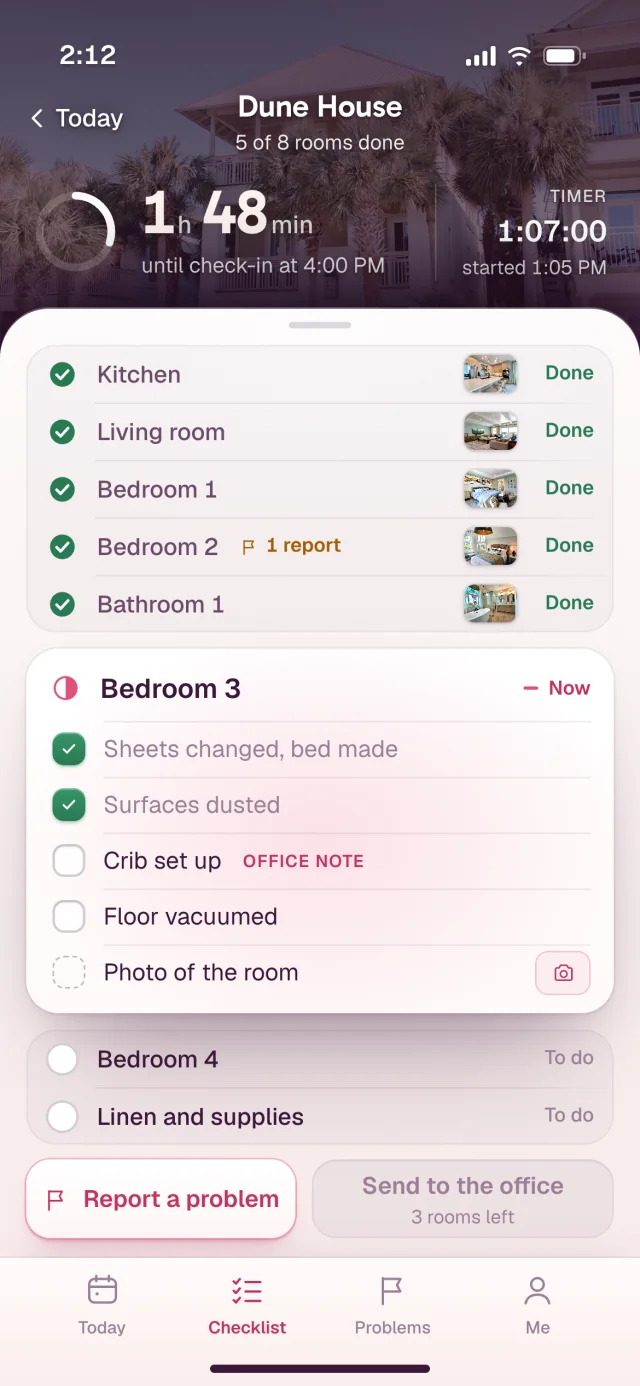 La app del equipo de limpieza de Reset, con una checklist habitación por habitación de una casa vacacional y una foto de cada habitación